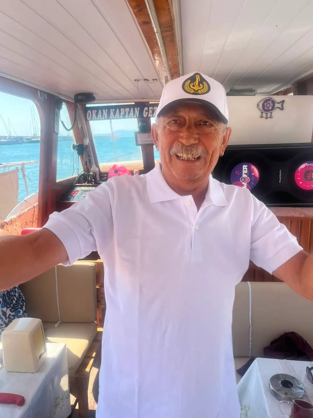 Abdullah Yüksel Okan Kaptan teknesinde kaptan kıyafetiyle