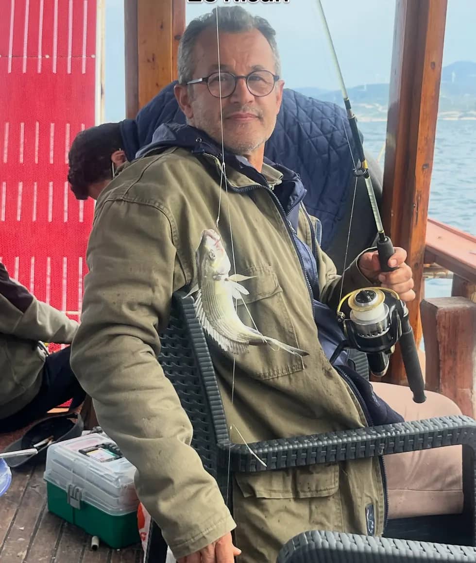 Okan Kaptan balık turunda misafirin yakaladığı balık