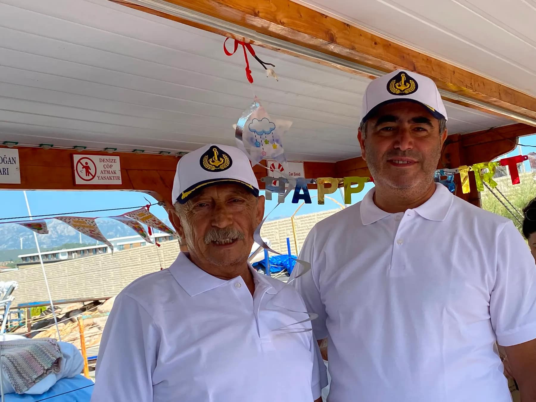 Okan Kaptan balık turunda misafirin yakaladığı balık